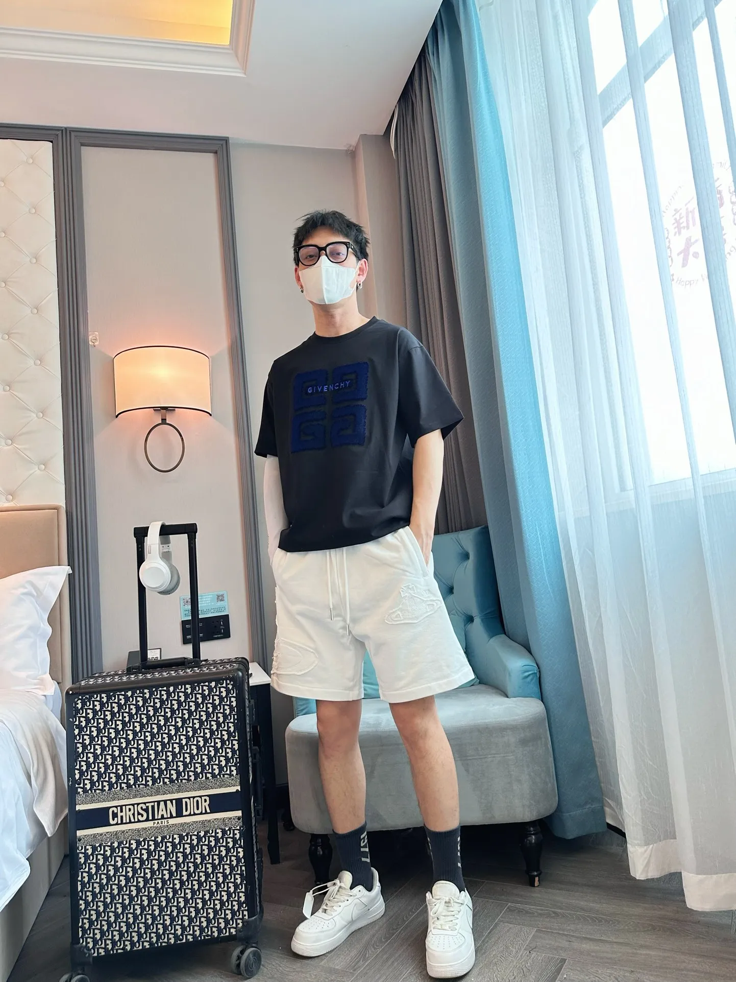 The Queen Mother's three-standard complete 2026 summer New Arrival men's casual shorts, advanced custom-made fabric Breathable fabric, Breathable elasticity and comfort, impeccable details, top-grade accessories, original logo design concept, delicate and soft feel! The upper body fit is awesome! Size: M-XXXL Please state your height and weight when ordering